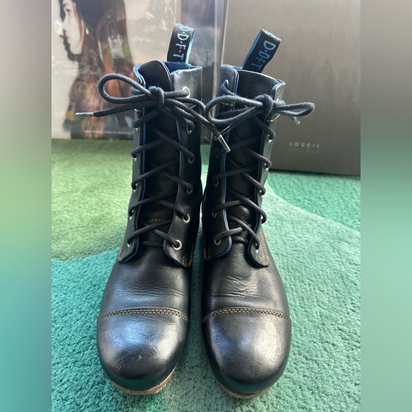 Fluevog EXCELLENT BBC Radio black lace-up boot w/ blue details - 8 (narrow) - Picture 5 of 16